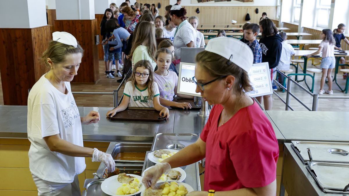 Školy se bojí krácení mezd kuchařek a školníků